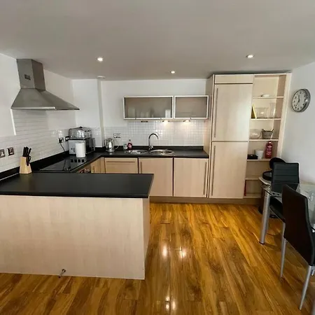1 Bed Apartment Next To Train Station City Centre Apartment *